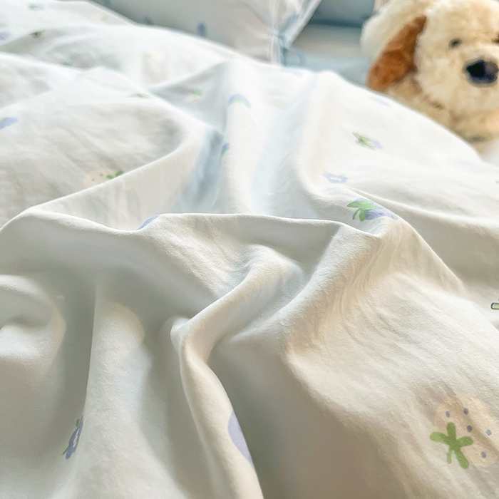91家纺网 家纺一手货源 找家纺 帛洵家纺 2026新款110g超柔水洗宝宝有氧仿棉四件套（提供买家秀） 草莓多多-兰