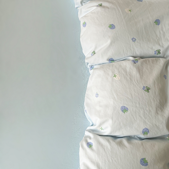 91家纺网 家纺一手货源 找家纺 帛洵家纺 2026新款110g超柔水洗宝宝有氧仿棉四件套（提供买家秀） 草莓多多-兰