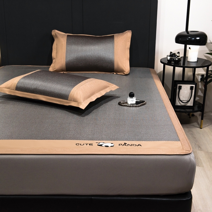 91家纺网 家纺一手货源 找家纺 倾慕家纺 2026新款A类刺绣冰藤席--床笠款 刺绣熊猫银咖色床笠款