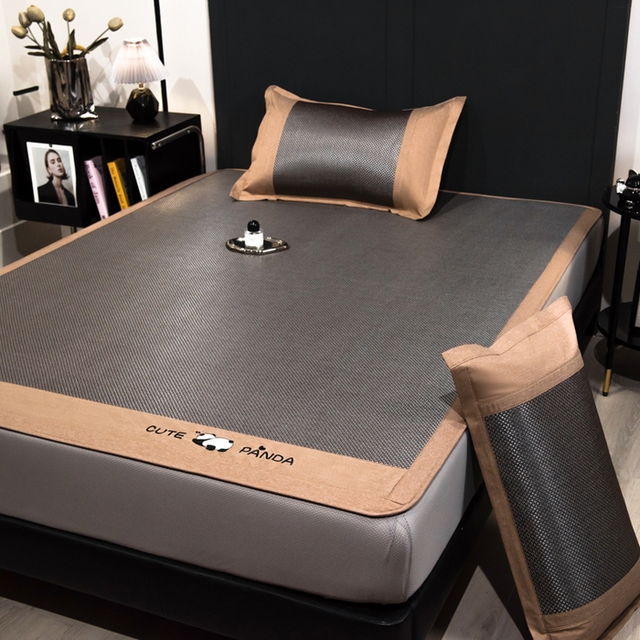 91家纺网 家纺一手货源 找家纺 倾慕家纺 2026新款A类刺绣冰藤席--床笠款 刺绣熊猫银咖色床笠款