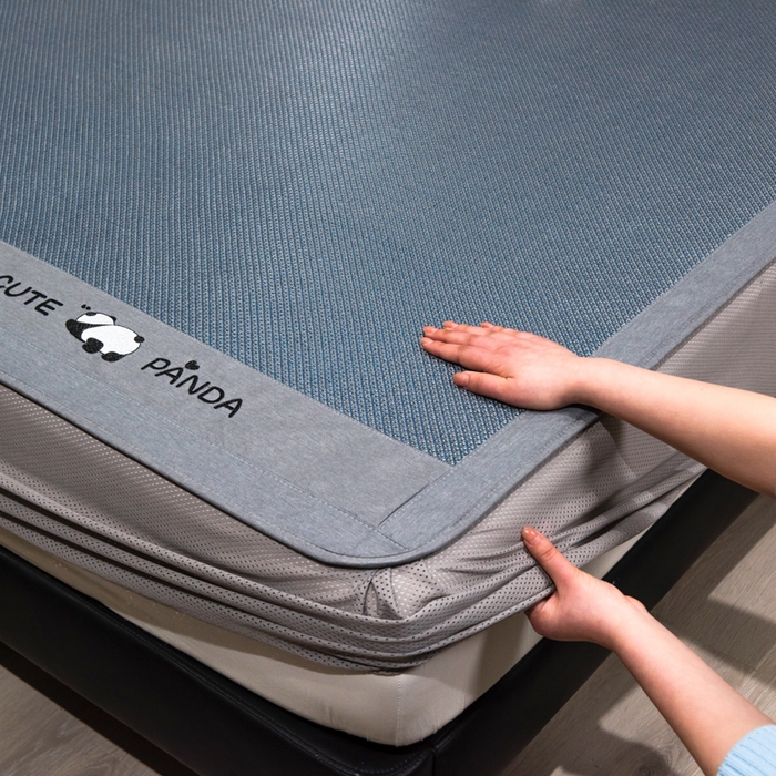 91家纺网 家纺一手货源 找家纺 倾慕家纺 2026新款A类刺绣冰藤席--床笠款 刺绣熊猫蓝色床笠款