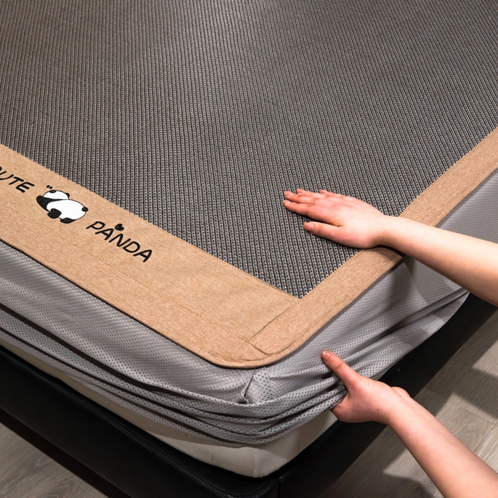 91家纺网 家纺一手货源 找家纺 倾慕家纺 2026新款A类刺绣冰藤席--床笠款 刺绣熊猫银咖色床笠款