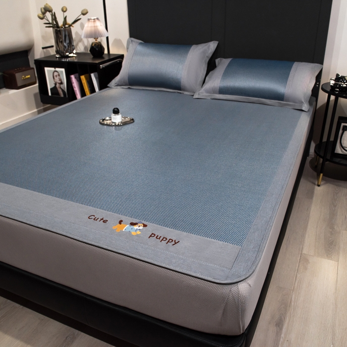 91家纺网 家纺一手货源 找家纺 倾慕家纺 2026新款A类刺绣冰藤席--床笠款 刺绣小狗蓝色床笠款