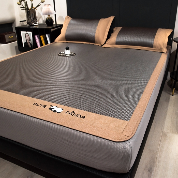 91家纺网 家纺一手货源 找家纺 倾慕家纺 2026新款A类刺绣冰藤席--床笠款 刺绣熊猫银咖色床笠款