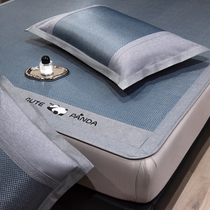 91家纺网 家纺一手货源 找家纺 倾慕家纺 2026新款A类刺绣冰藤席--床笠款 刺绣熊猫蓝色床笠款