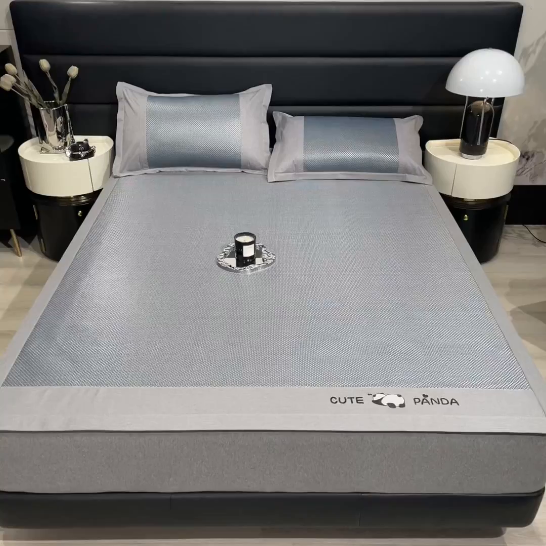 91家纺网 家纺一手货源 找家纺 倾慕家纺 2026新款A类刺绣冰藤席--床笠款 刺绣熊猫蓝色床笠款