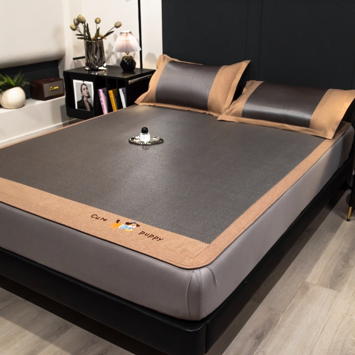 91家纺网 家纺一手货源 找家纺 倾慕家纺 2026新款A类刺绣冰藤席--床笠款 刺绣小狗银咖色床笠款