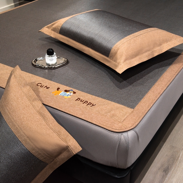 91家纺网 家纺一手货源 找家纺 倾慕家纺 2026新款A类刺绣冰藤席--床笠款 刺绣小狗银咖色床笠款