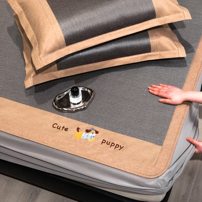 91家纺网 家纺一手货源 找家纺 倾慕家纺 2026新款A类刺绣冰藤席--床笠款 刺绣小狗银咖色床笠款