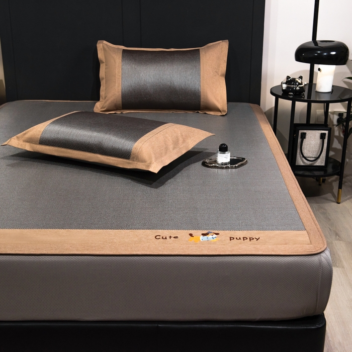 91家纺网 家纺一手货源 找家纺 倾慕家纺 2026新款A类刺绣冰藤席--床笠款 刺绣小狗银咖色床笠款