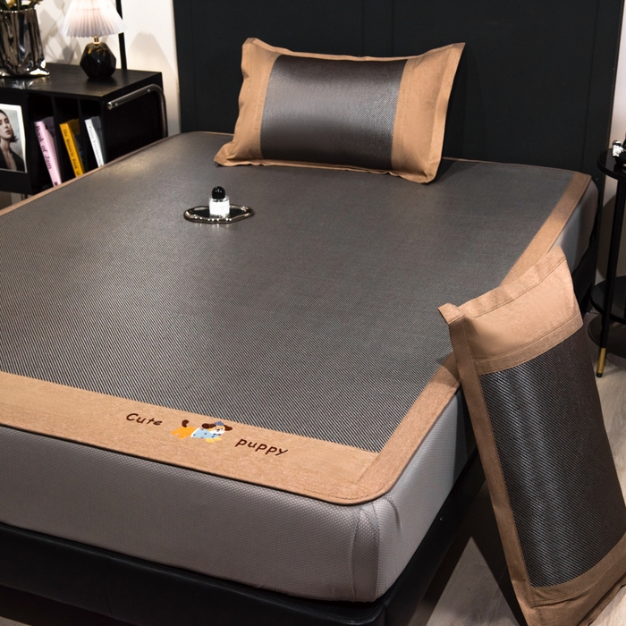 91家纺网 家纺一手货源 找家纺 倾慕家纺 2026新款A类刺绣冰藤席--床笠款 刺绣小狗银咖色床笠款