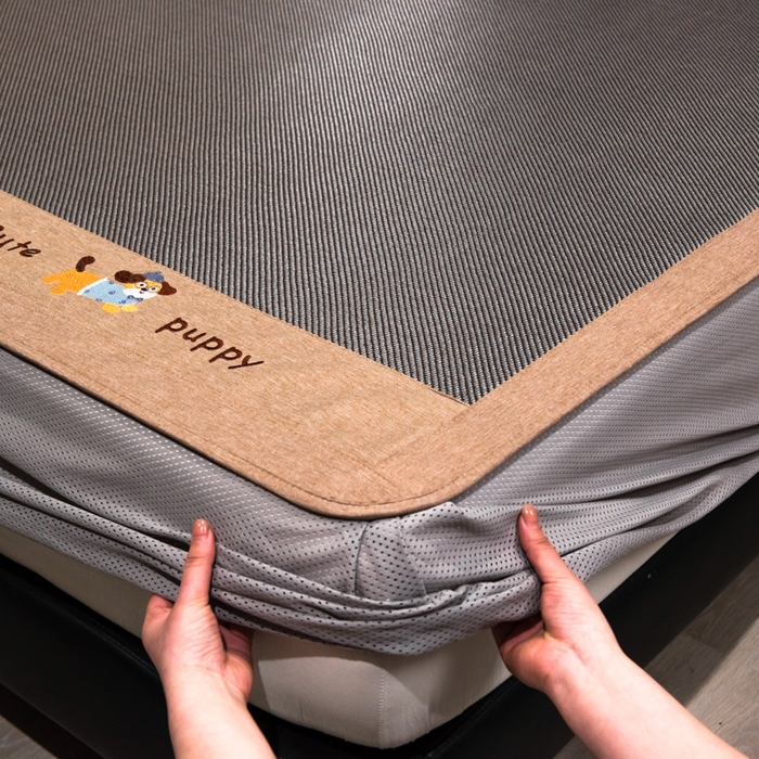 91家纺网 家纺一手货源 找家纺 倾慕家纺 2026新款A类刺绣冰藤席--床笠款 刺绣小狗银咖色床笠款