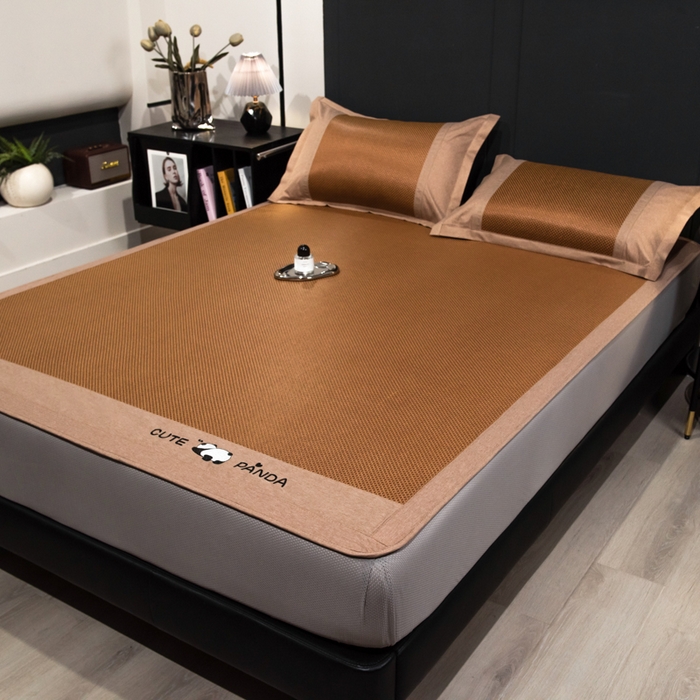 91家纺网 家纺一手货源 找家纺 倾慕家纺 2026新款A类刺绣冰藤席--床笠款 刺绣熊猫棕色床笠款