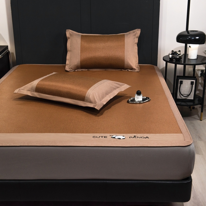 91家纺网 家纺一手货源 找家纺 倾慕家纺 2026新款A类刺绣冰藤席--床笠款 刺绣熊猫棕色床笠款