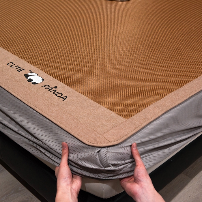 91家纺网 家纺一手货源 找家纺 倾慕家纺 2026新款A类刺绣冰藤席--床笠款 刺绣熊猫棕色床笠款