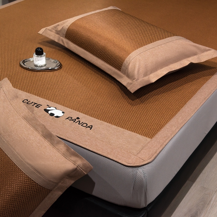 91家纺网 家纺一手货源 找家纺 倾慕家纺 2026新款A类刺绣冰藤席--床笠款 刺绣熊猫棕色床笠款