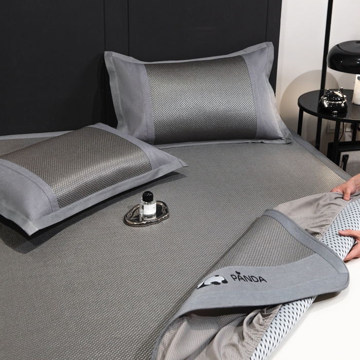 91家纺网 家纺一手货源 找家纺 倾慕家纺 2026新款A类刺绣冰藤席--床笠款 刺绣熊猫灰色床笠款