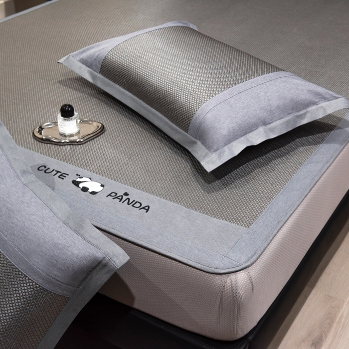 91家纺网 家纺一手货源 找家纺 倾慕家纺 2026新款A类刺绣冰藤席--床笠款 刺绣熊猫灰色床笠款