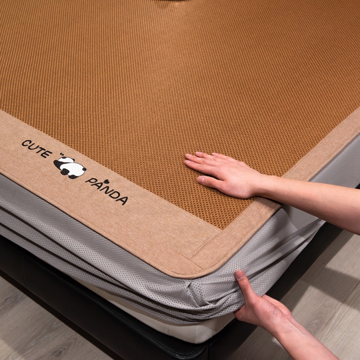 91家纺网 家纺一手货源 找家纺 倾慕家纺 2026新款A类刺绣冰藤席--床笠款 刺绣熊猫棕色床笠款