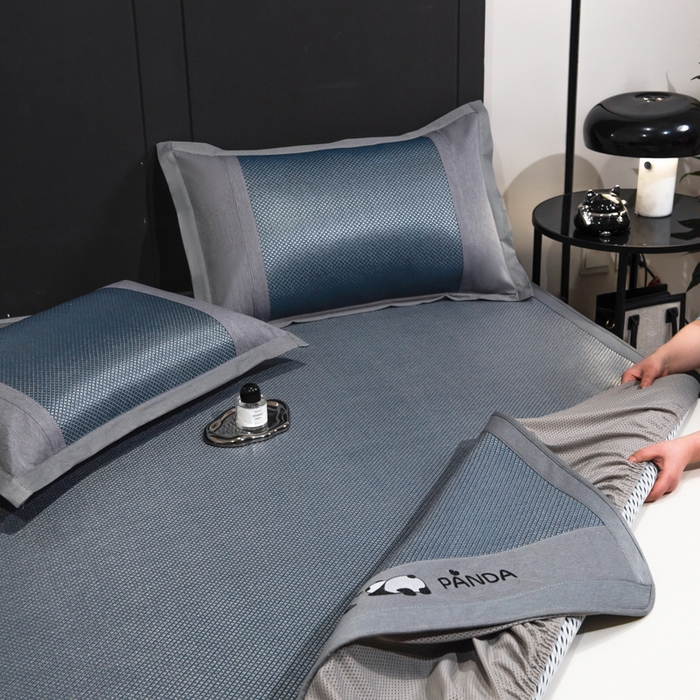 91家纺网 家纺一手货源 找家纺 倾慕家纺 2026新款A类刺绣冰藤席--床笠款 刺绣熊猫蓝色床笠款