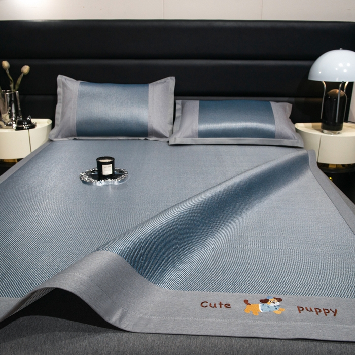 91家纺网 家纺一手货源 找家纺 倾慕家纺 2026新款A类刺绣冰藤席--床席款 刺绣小狗蓝色床席款