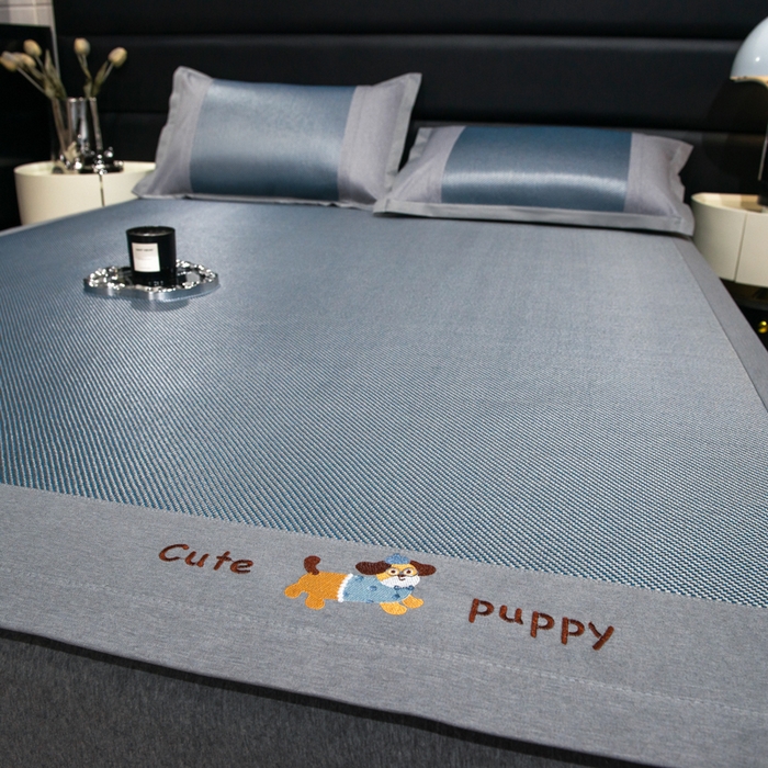 91家纺网 家纺一手货源 找家纺 倾慕家纺 2026新款A类刺绣冰藤席--床席款 刺绣小狗蓝色床席款