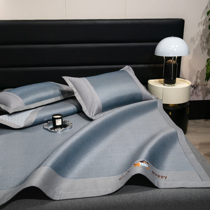 91家纺网 家纺一手货源 找家纺 倾慕家纺 2026新款A类刺绣冰藤席--床席款 刺绣小狗蓝色床席款