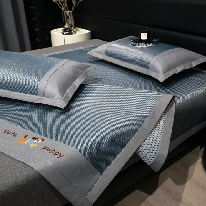 91家纺网 家纺一手货源 找家纺 倾慕家纺 2026新款A类刺绣冰藤席--床席款 刺绣小狗蓝色床席款