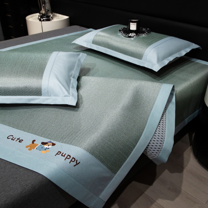 91家纺网 家纺一手货源 找家纺 倾慕家纺 2026新款A类刺绣冰藤席--床席款 刺绣小狗绿色床席款