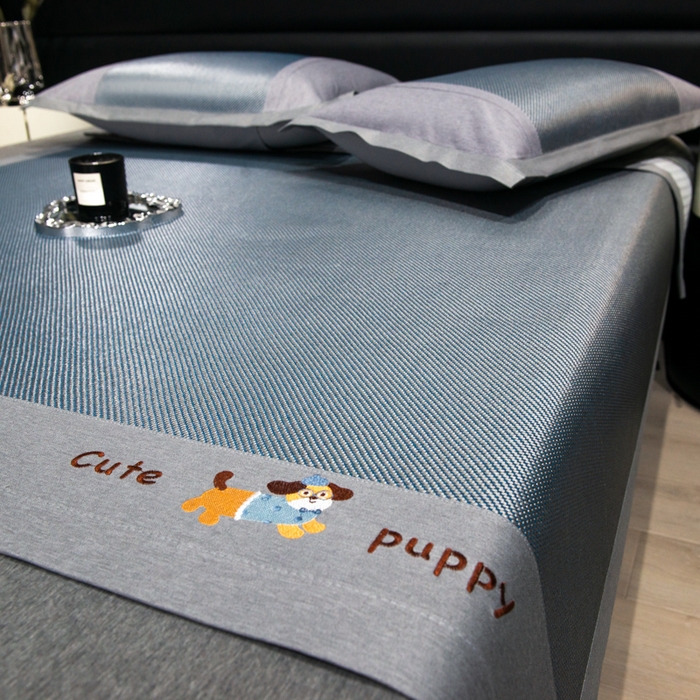 91家纺网 家纺一手货源 找家纺 倾慕家纺 2026新款A类刺绣冰藤席--床席款 刺绣小狗蓝色床席款