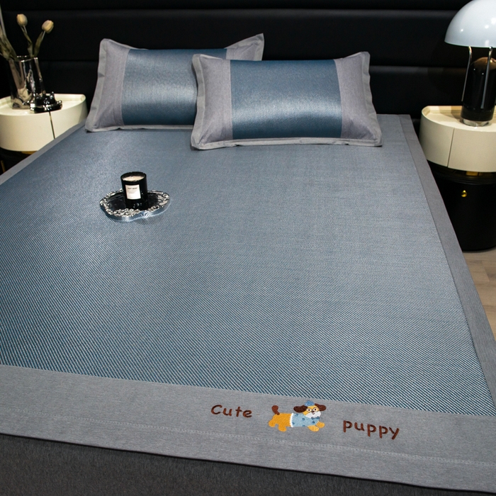 91家纺网 家纺一手货源 找家纺 倾慕家纺 2026新款A类刺绣冰藤席--床席款 刺绣小狗蓝色床席款