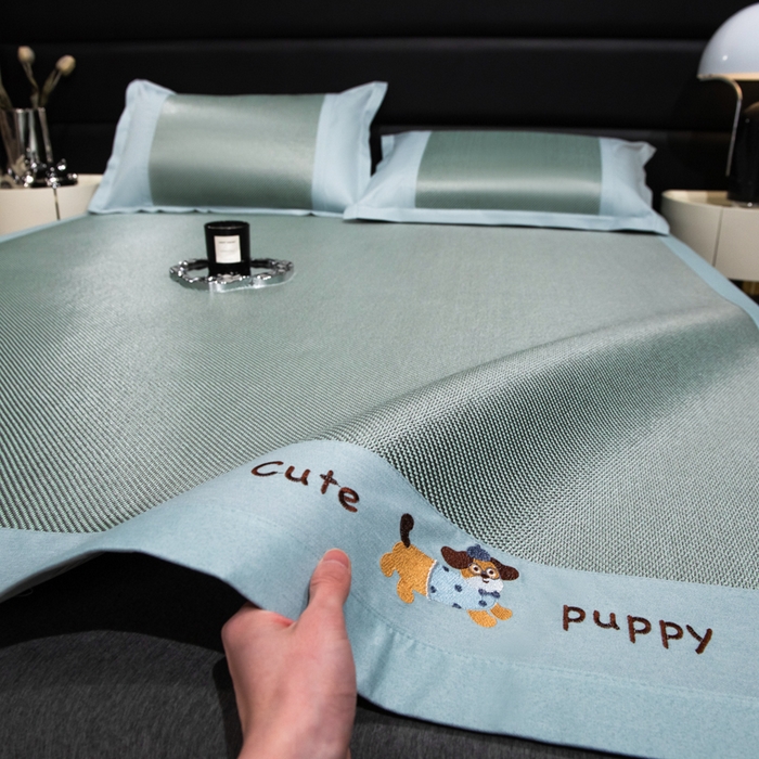 91家纺网 家纺一手货源 找家纺 倾慕家纺 2026新款A类刺绣冰藤席--床席款 刺绣小狗绿色床席款