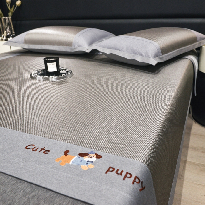 91家纺网 家纺一手货源 找家纺 倾慕家纺 2026新款A类刺绣冰藤席--床席款 刺绣小狗灰色床席款