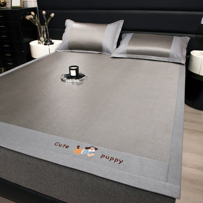 91家纺网 家纺一手货源 找家纺 倾慕家纺 2026新款A类刺绣冰藤席--床席款 刺绣小狗灰色床席款