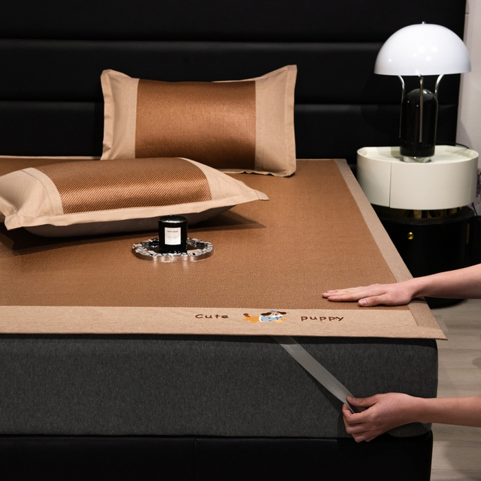 91家纺网 家纺一手货源 找家纺 倾慕家纺 2026新款A类刺绣冰藤席--床席款 刺绣小狗棕色床席款