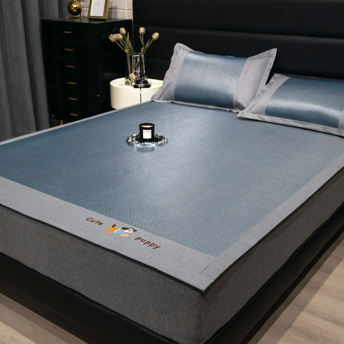 91家纺网 家纺一手货源 找家纺 倾慕家纺 2026新款A类刺绣冰藤席--床席款 刺绣小狗蓝色床席款