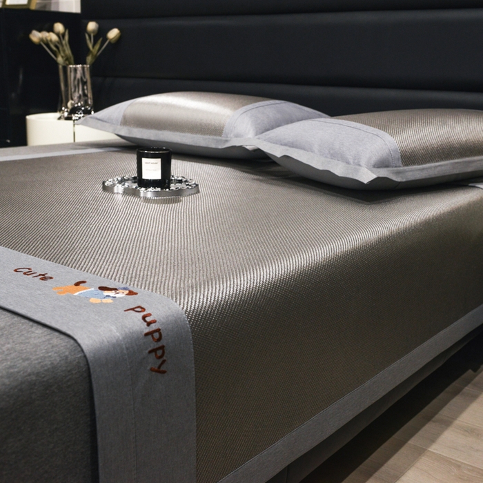 91家纺网 家纺一手货源 找家纺 倾慕家纺 2026新款A类刺绣冰藤席--床席款 刺绣小狗灰色床席款