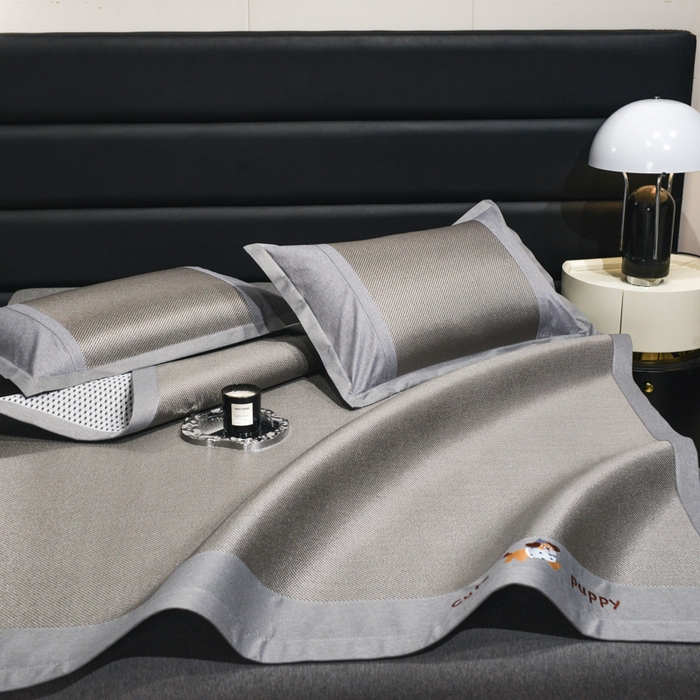 91家纺网 家纺一手货源 找家纺 倾慕家纺 2026新款A类刺绣冰藤席--床席款 刺绣小狗灰色床席款