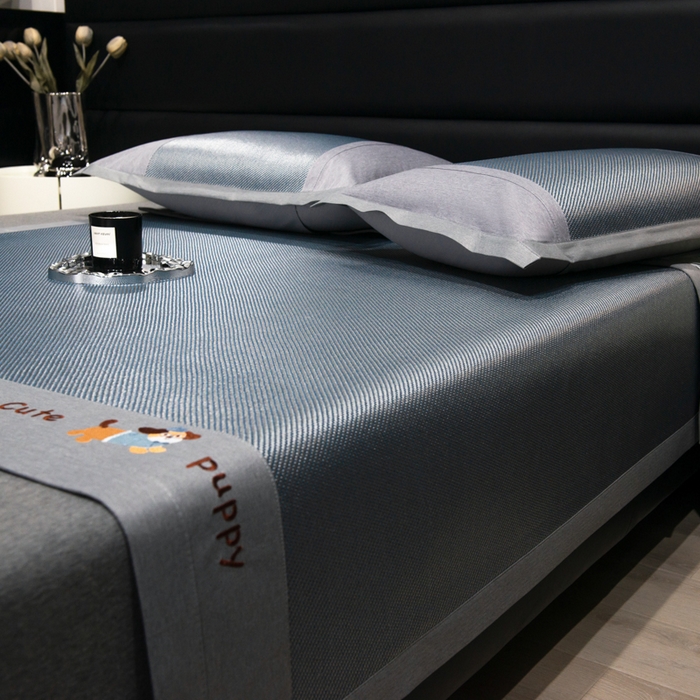 91家纺网 家纺一手货源 找家纺 倾慕家纺 2026新款A类刺绣冰藤席--床席款 刺绣小狗蓝色床席款