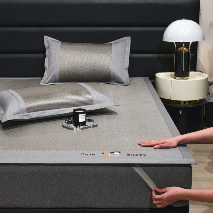 91家纺网 家纺一手货源 找家纺 倾慕家纺 2026新款A类刺绣冰藤席--床席款 刺绣小狗灰色床席款