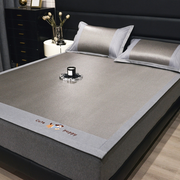 91家纺网 家纺一手货源 找家纺 倾慕家纺 2026新款A类刺绣冰藤席--床席款 刺绣小狗灰色床席款