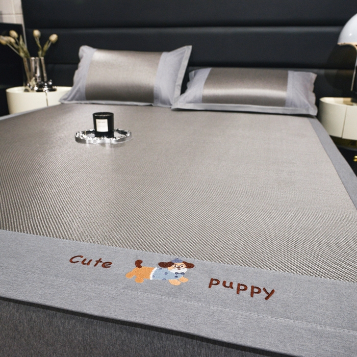 91家纺网 家纺一手货源 找家纺 倾慕家纺 2026新款A类刺绣冰藤席--床席款 刺绣小狗灰色床席款