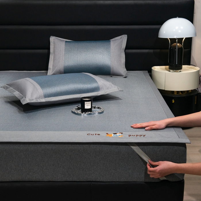 91家纺网 家纺一手货源 找家纺 倾慕家纺 2026新款A类刺绣冰藤席--床席款 刺绣小狗蓝色床席款