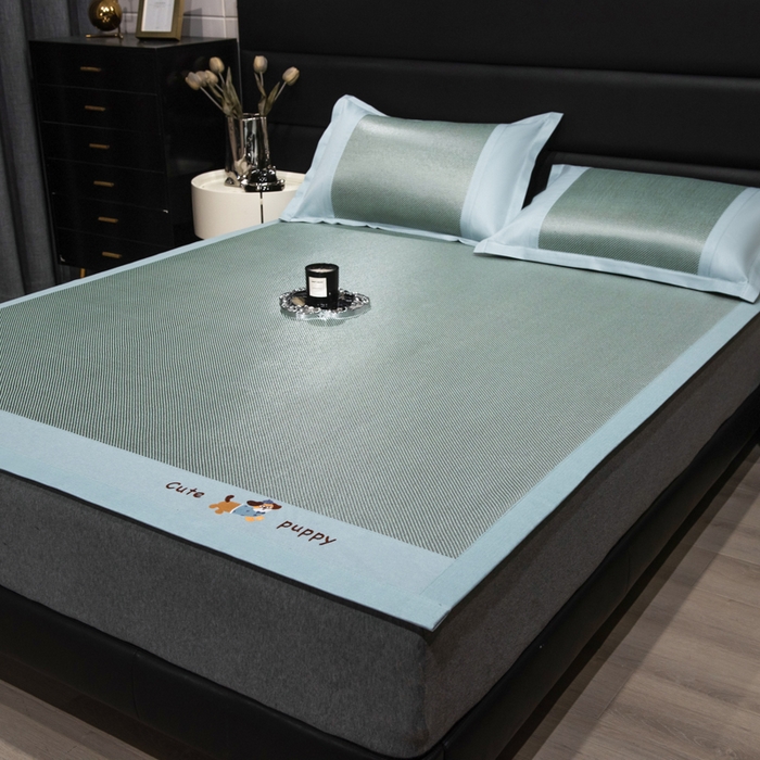 91家纺网 家纺一手货源 找家纺 倾慕家纺 2026新款A类刺绣冰藤席--床席款 刺绣小狗绿色床席款