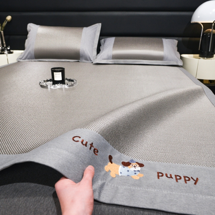 91家纺网 家纺一手货源 找家纺 倾慕家纺 2026新款A类刺绣冰藤席--床席款 刺绣小狗灰色床席款