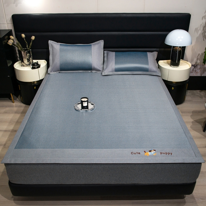 91家纺网 家纺一手货源 找家纺 倾慕家纺 2026新款A类刺绣冰藤席--床席款 刺绣小狗蓝色床席款