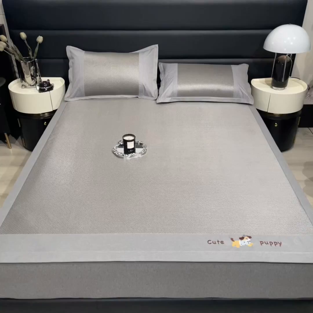 91家纺网 家纺一手货源 找家纺 倾慕家纺 2026新款A类刺绣冰藤席--床席款 刺绣小狗灰色床席款