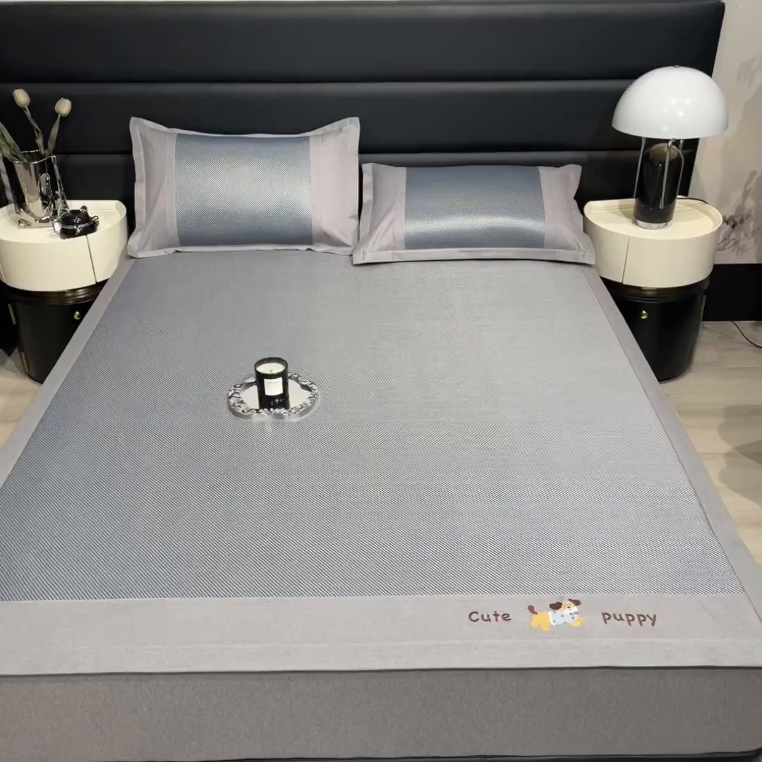 91家纺网 家纺一手货源 找家纺 倾慕家纺 2026新款A类刺绣冰藤席--床席款 刺绣小狗蓝色床席款