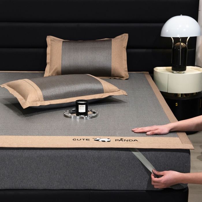 91家纺网 家纺一手货源 找家纺 倾慕家纺 2026新款A类刺绣冰藤席--床席款 刺绣熊猫银咖色床席款