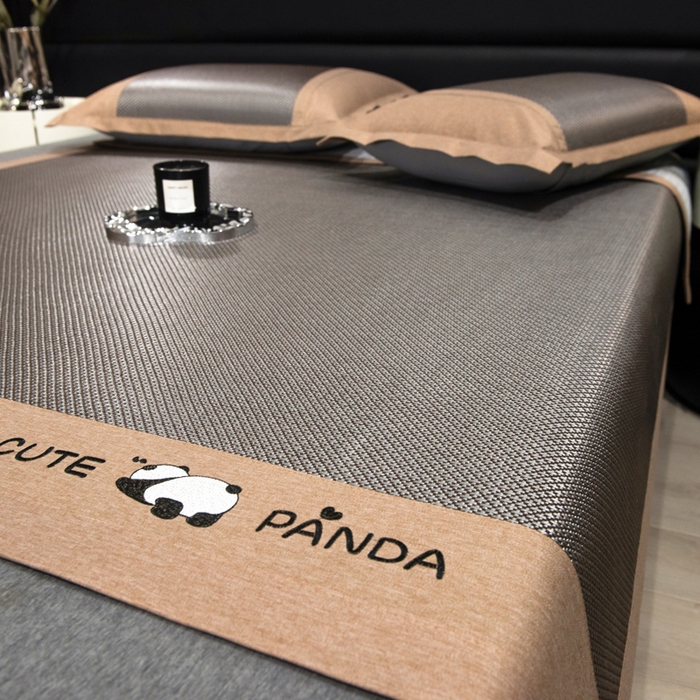 91家纺网 家纺一手货源 找家纺 倾慕家纺 2026新款A类刺绣冰藤席--床席款 刺绣熊猫银咖色床席款